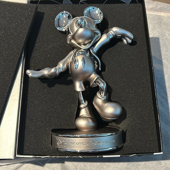 ⭐️SALE⭐️ D23 Official Disney Fan Club Milestone Statue Gold Member 2023 NIB - Picture 3 of 6